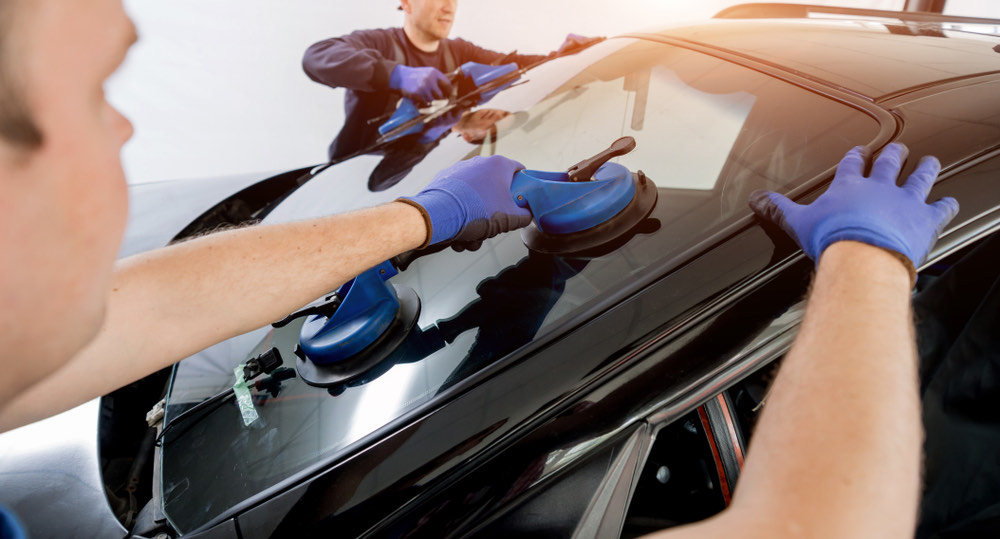 Fachgerechte Arbeit an einer Autoscheibe
